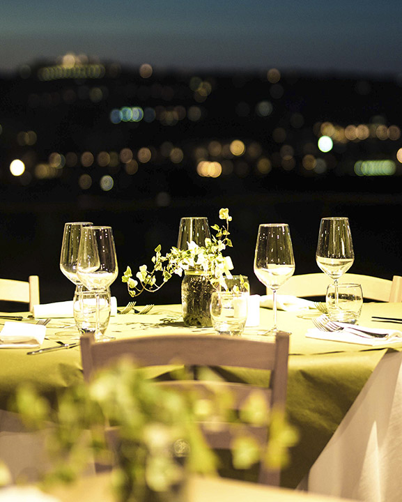 Un buen sitio, unas buenas copas... ¡Y a disfrutar de una cena con amigos!