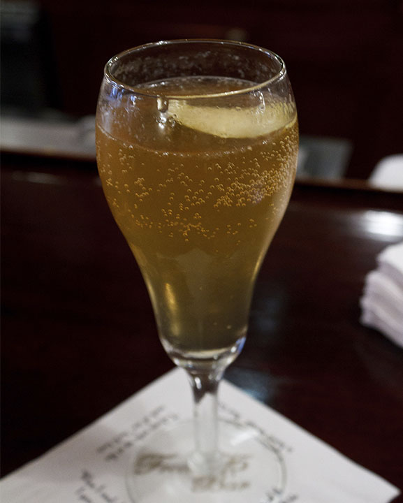 French 75, un delicioso cóctel que combina champán y ginebra