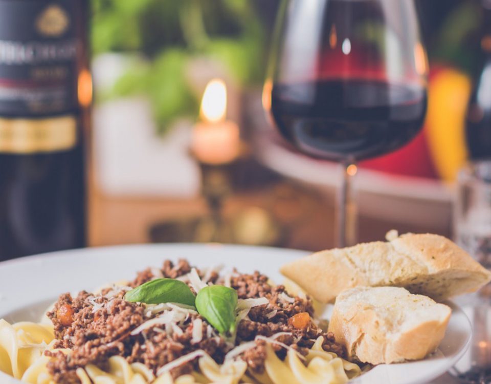 La comida y el vino van de la mano, y el éxito de tus almuerzo dependerá de que ambos sean los más adecuados